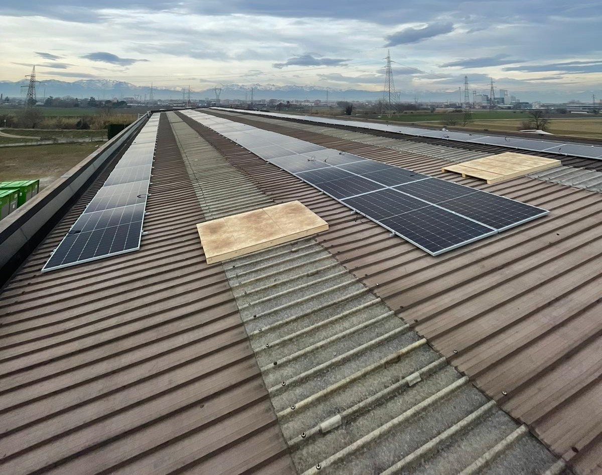 Impianto fotovoltaico su copertura aziendale